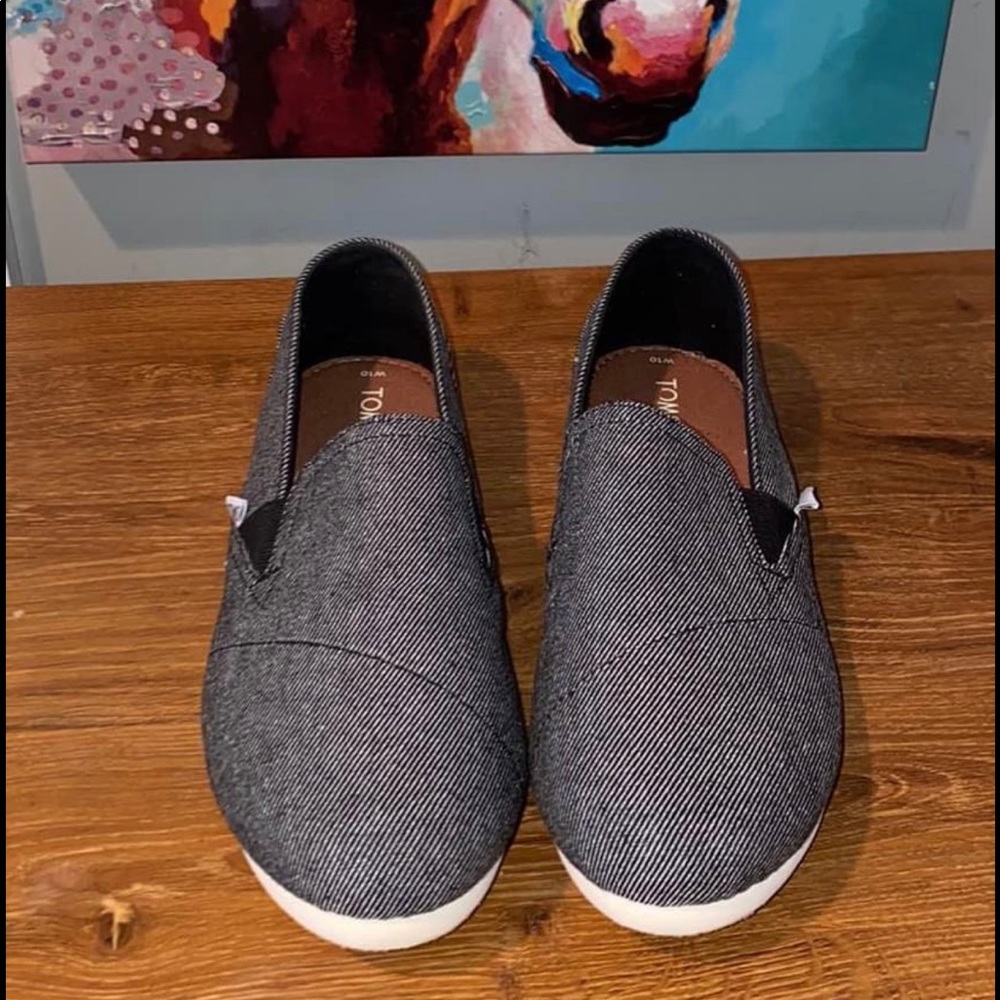 Grey Toms